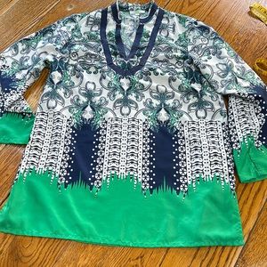 JADE Melody Tam navy blue/green tunic. Bell sleeves. Size Large. Polyester.
